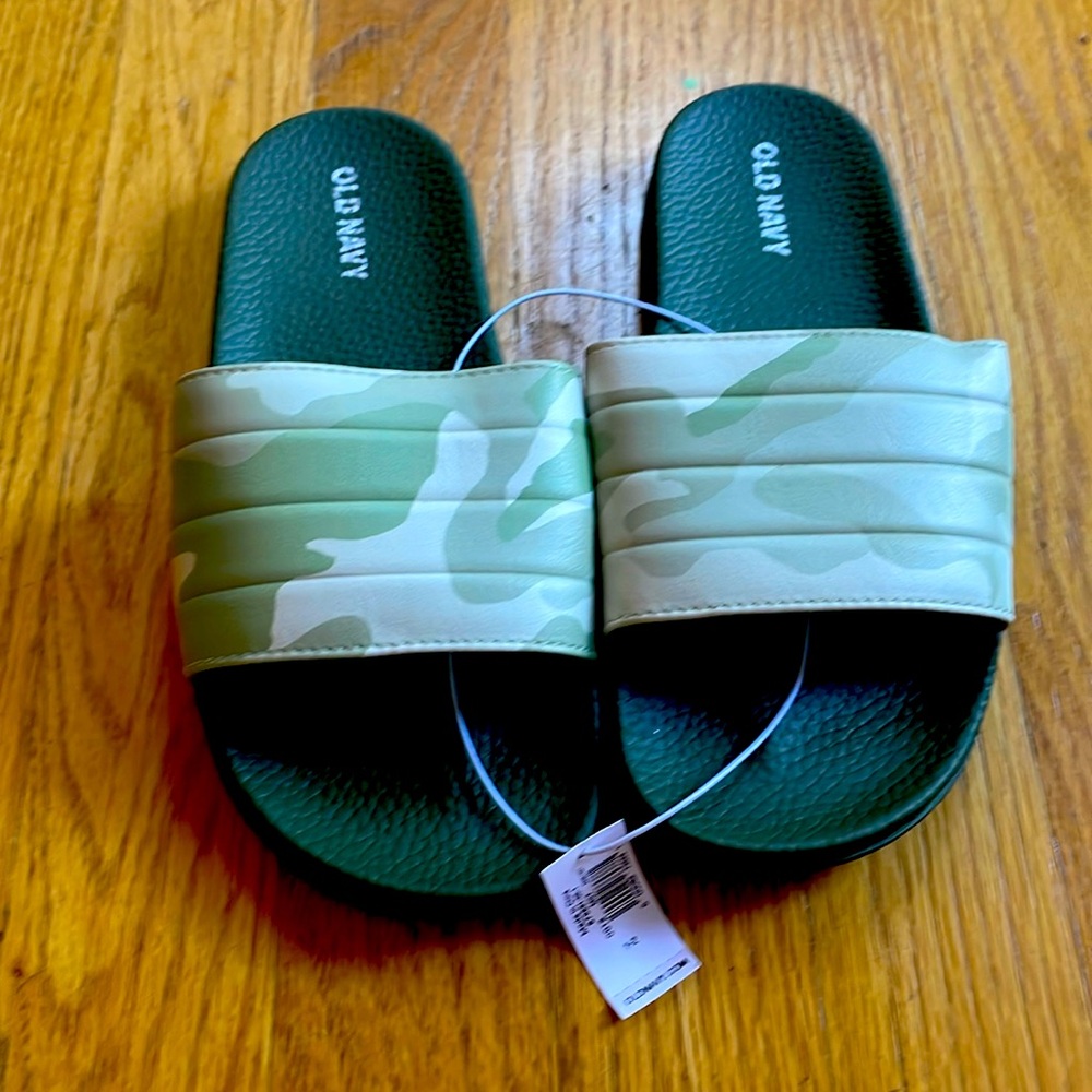 New green camo Old Navy slide sandals size 1/2
